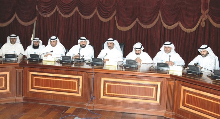 خالد الهضيبان خلال الاجتماع مع رؤساء الجمعيات التعاونية ﻿