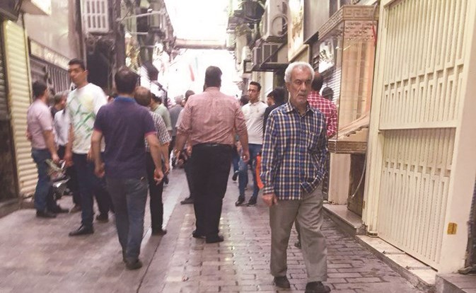 صورة نشرتها العربية لأحد الأسواق الإيرانية وتبدو المحلات مغلقة ﻿