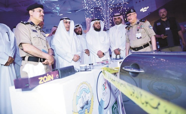 اللواءان خالد الديين وشهاب الشمري يتفقدان المعرض ﻿