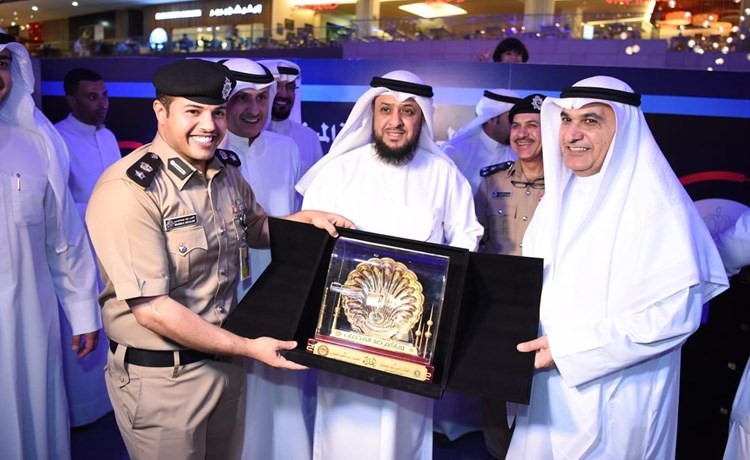 اللواء خالد الديين يسلم المقدم ناصر أبو صليب درعا تذكارية﻿