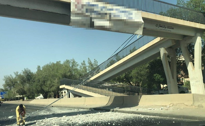 أحد العمال يزيل ما تحطم من الجسر بسبب الاصطدام﻿