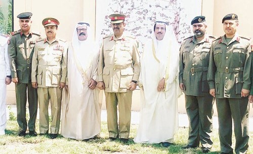 الشيخ عزام الصباح مع الضباط الخريجين بحضور العقيد الركن ناصر السمحان ﻿