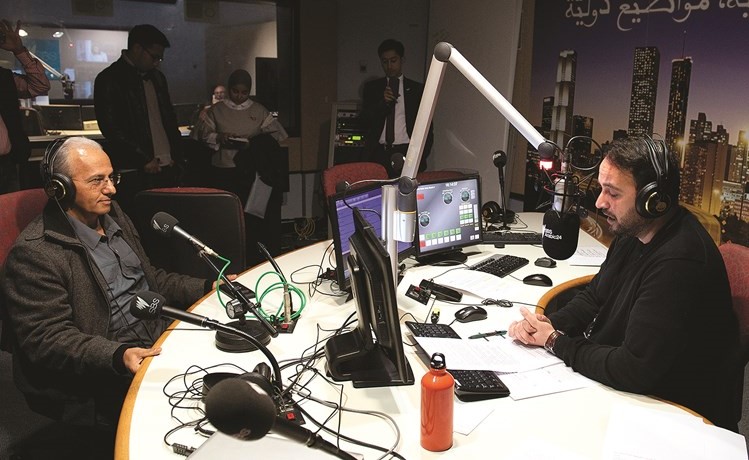مازن علي الأنصاري أثناء اللقاء المباشر في إذاعة أس بي أس﻿