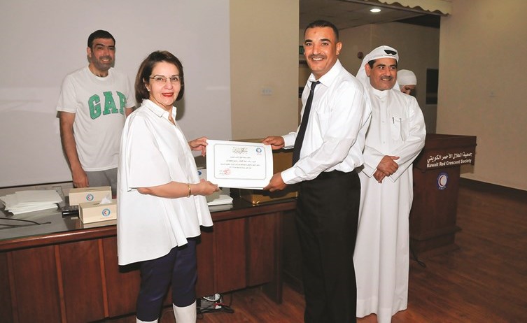 مها البرجس تكرم احد متطوعي الجمعية ﻿