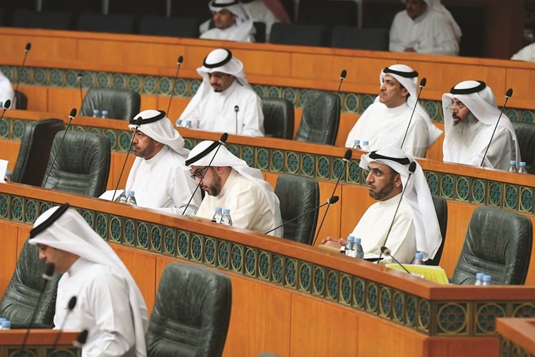 محمد الدلال وأسامة الشاهين وعلي الدقباسي ونايف المرداس وخالد العتيبي وماجد المطيري أثناء الجلسة﻿