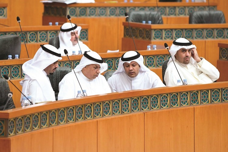 الشيخ خالد الجراح متوسطا ماجد المطيري وفيصل الكندري وأنس الصالح﻿