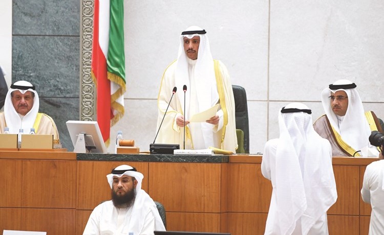 الرئيس الغانم متحدثا في فض دور الانعقاد وبجانبه نائبه عيسى الكندري وأمين السر د.عودة الرويعي﻿