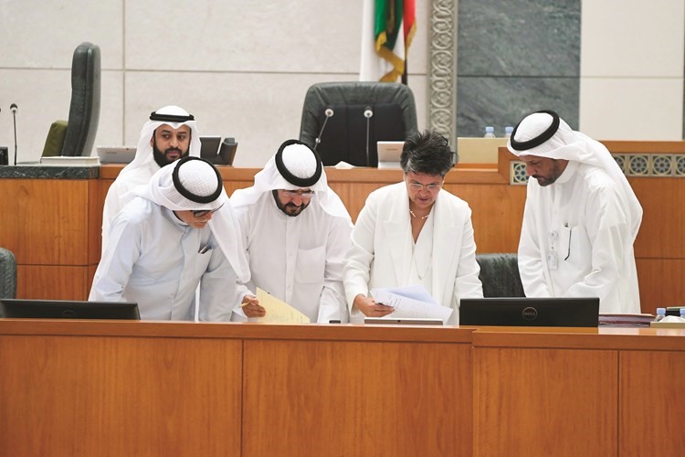 صفاء الهاشم وسعدون حماد وصلاح خورشيد وعبدالله فهاد على منصة الأمانة العامة﻿