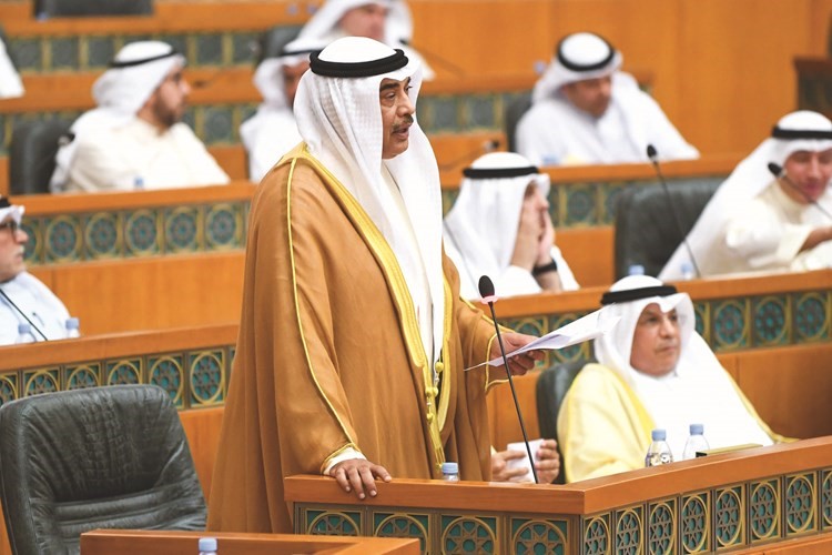 الشيخ صباح الخالد متحدثا ويبدو الشيخ خالد الجراح﻿