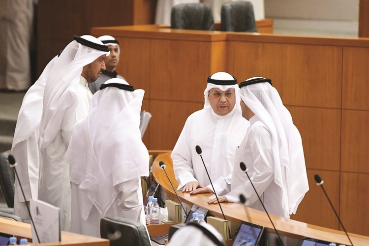 الشيخ خالد الجراح ود.فهد العفاسي وفيصل الكندري خلال الجلسة﻿