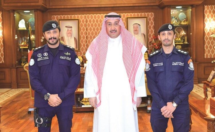 الشيخ فيصل الحمود مستقبلا المقدم حمد الزوير والنقيب عبدالرحمن الصباح ﻿