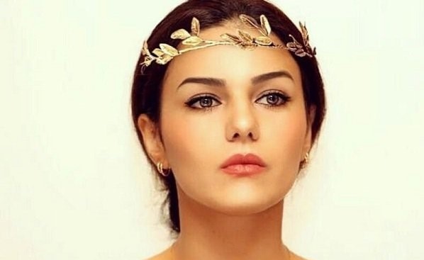بالفيديو.. ممثلة سورية تطلب المساعدة بالبحث عن عريس لها
