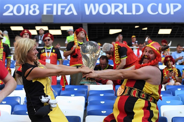 لاعب بلجيكا عدنان يانوزاي يسجل الهدف الاول في مرمى انجلترا