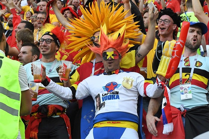 لاعب بلجيكا عدنان يانوزاي يسجل الهدف الاول في مرمى انجلترا