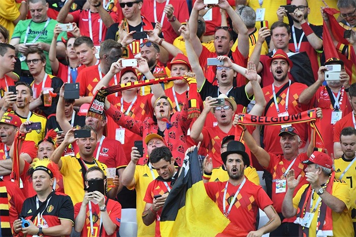 لاعب بلجيكا عدنان يانوزاي يسجل الهدف الاول في مرمى انجلترا