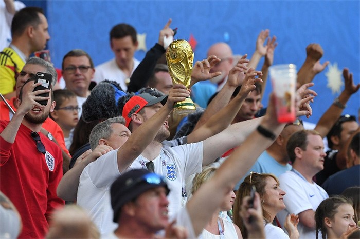 لاعب بلجيكا عدنان يانوزاي يسجل الهدف الاول في مرمى انجلترا