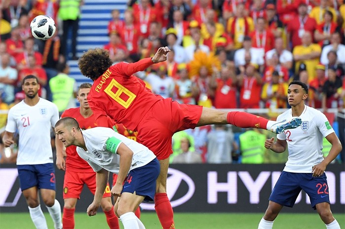 لاعب بلجيكا عدنان يانوزاي يسجل الهدف الاول في مرمى انجلترا