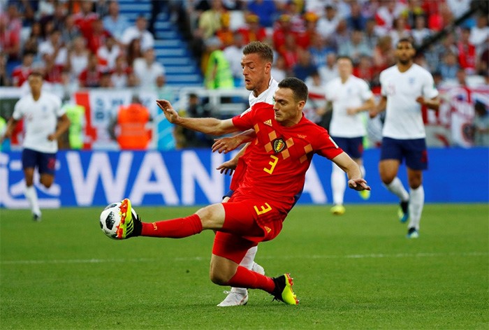 لاعب بلجيكا عدنان يانوزاي يسجل الهدف الاول في مرمى انجلترا