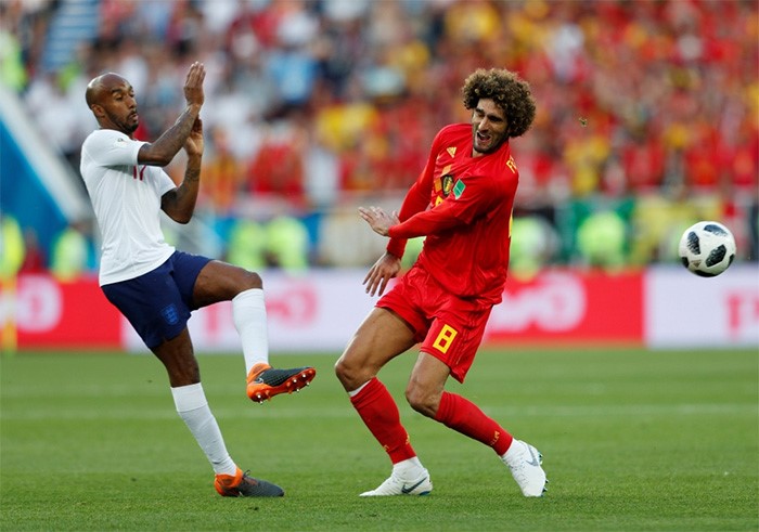 لاعب بلجيكا عدنان يانوزاي يسجل الهدف الاول في مرمى انجلترا