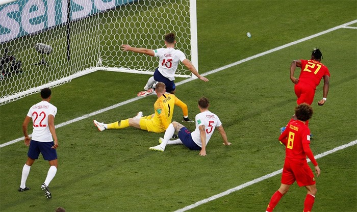 لاعب بلجيكا عدنان يانوزاي يسجل الهدف الاول في مرمى انجلترا