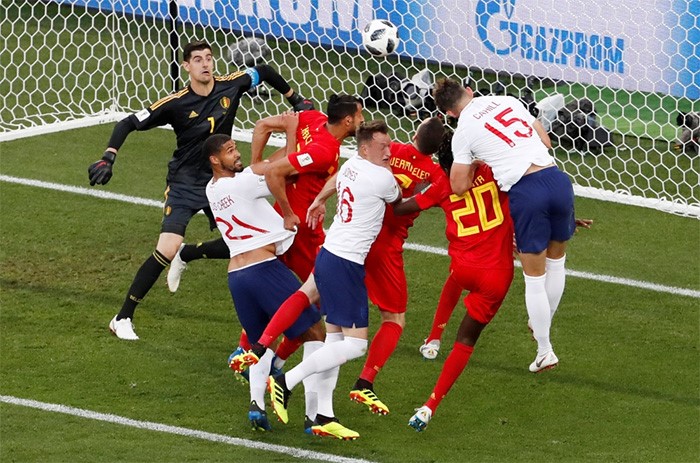 لاعب بلجيكا عدنان يانوزاي يسجل الهدف الاول في مرمى انجلترا