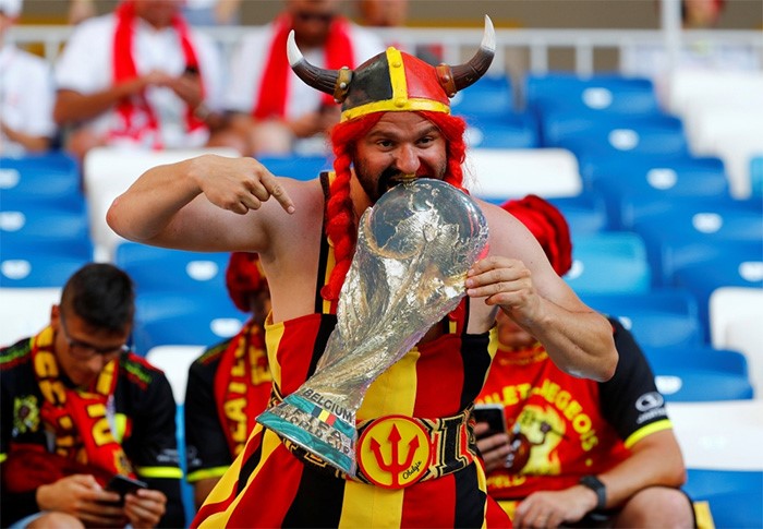 لاعب بلجيكا عدنان يانوزاي يسجل الهدف الاول في مرمى انجلترا