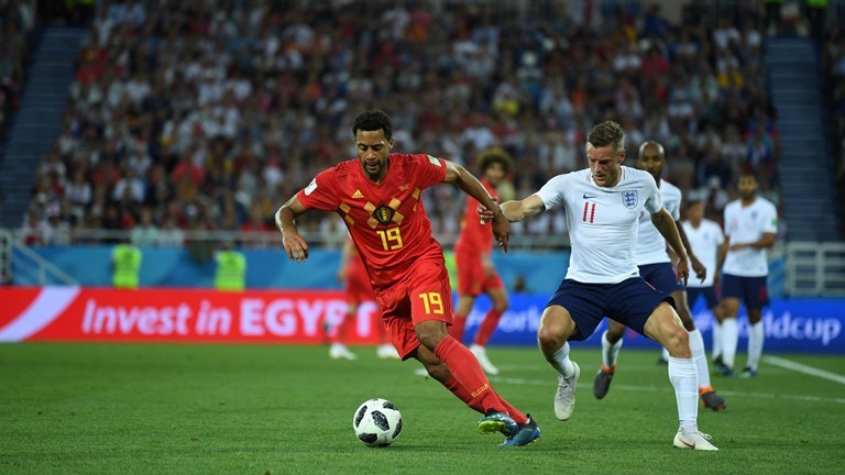 لاعب بلجيكا عدنان يانوزاي يسجل الهدف الاول في مرمى انجلترا