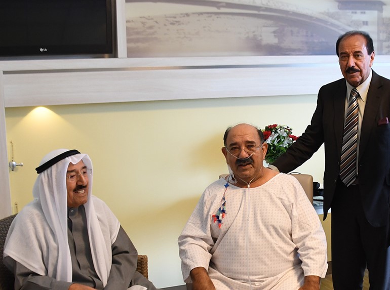 صاحب السمو الأمير الشيخ صباح الأحمد لدى زيارة الشيخ ناصر صباح الأحمد بالمستشفى في ألمانياويبدو الشيخ مبارك جابر الأحمد ﻿