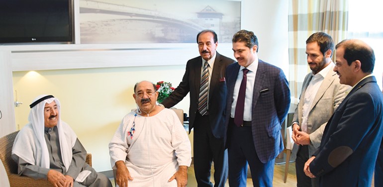 صاحب السمو الأمير الشيخ صباح الأحمد يطمئن على صحة النائب الأول لرئيس مجلس الوزراء ووزير الدفاع الشيخ ناصر صباح الأحمد في المستشفى الذي يعالج فيه بألمانيا بحضور الشيخ مبارك جابر الأحمد والشيخ خالد العبدالله والشيخ عبدالله الناصر