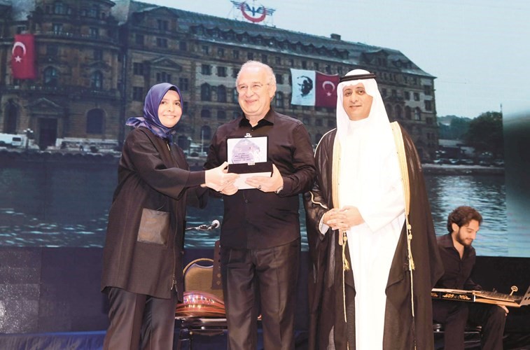 د. بدر الدويش والسفيرة التركية عائشة هلال يكرمان رئيس الفرقة حمدي ديمريجلو﻿