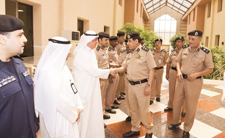الفريق عصام النهام يصافح عددا من قياديي الخدمات المساندة بحضور اللواء زهير النصرالله﻿