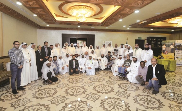 صورة جماعية للمكرمين ويبدو رئيس جمعية الإصلاح الاجتماعي ورئيس مجلس إدارة نماء للزكاة والتنمية المجتمعية﻿