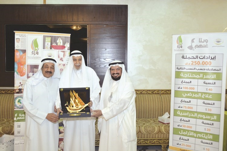 د.خالد المذكور وناصر الزيد يكرمان الفنان عبدالإمام عبدالله﻿