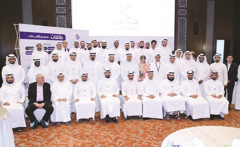 فوزي المجدلي ومشعل السبيعي وم.طارق الدرباس مع المهندسين المقبولين في برنامج إعداد القيادات الهندسية الذي تنظمه هندس للعام الثاني- (زين علام)﻿