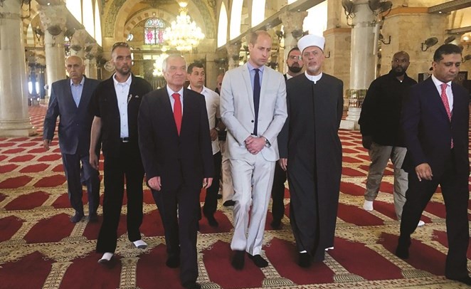 الامير ويليام خلال زيارته المسجد الاقصى امس- (أ.ف.پ) ﻿