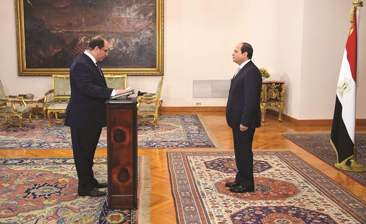 اللواء عباس كامل الرئيس الجديد للمخابرات العامة اثناء ادائه اليمين الدستورية امام الرئيس السيسي امس-(رويترز) ﻿