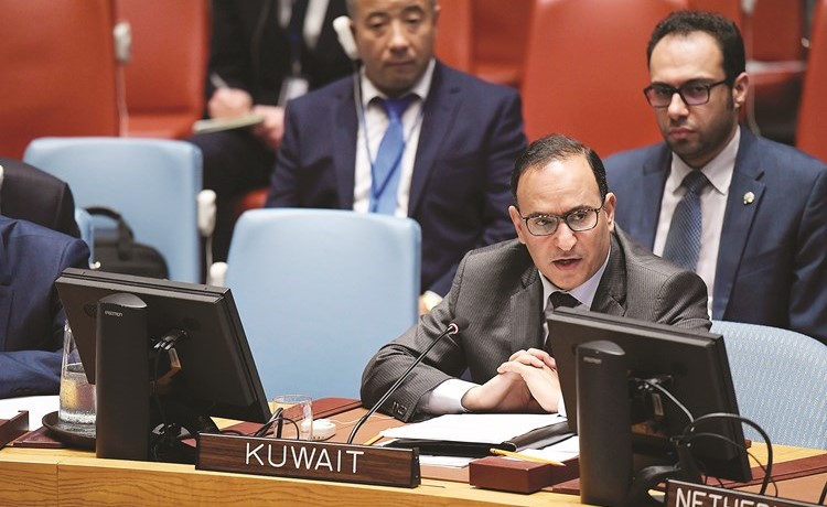 السفير منصور العتيبي خلال الجلسة﻿
