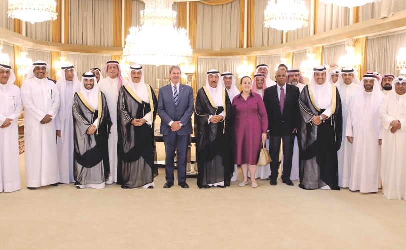 الشيخ جابر العبدالله والشيخ أحمد الجابر وباتريشيا فيتز وديفيد هاغرتي يتوسطون الحضور﻿