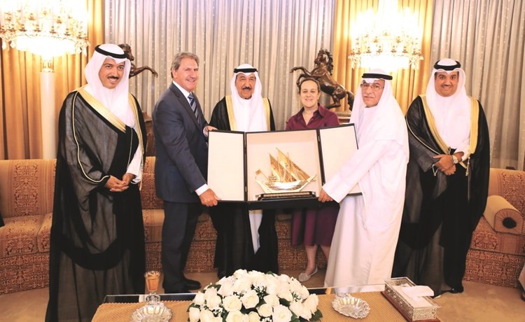 الشيخ جابر العبدالله يهدي درعا تكريمية لديفيد هاغرتي بحضور الشيخ أحمد الجابر﻿