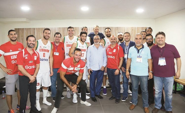 وزير الخارجية جبران باسيل مؤازرا منتخب لبنان لكرة السلة﻿