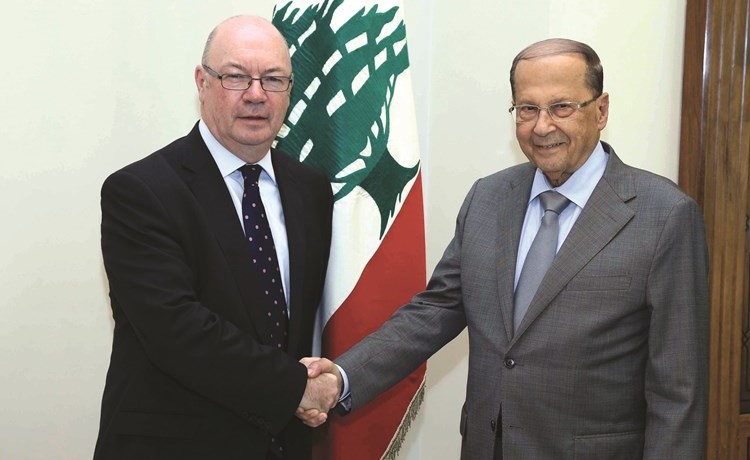 الرئيس العماد ميشال عون مستقبلا وزير الدولة البريطاني لشؤون الشرق الأوسط وشمال أفريقيا أليستر بيرت في بعبدا 								(محمود الطويل)﻿