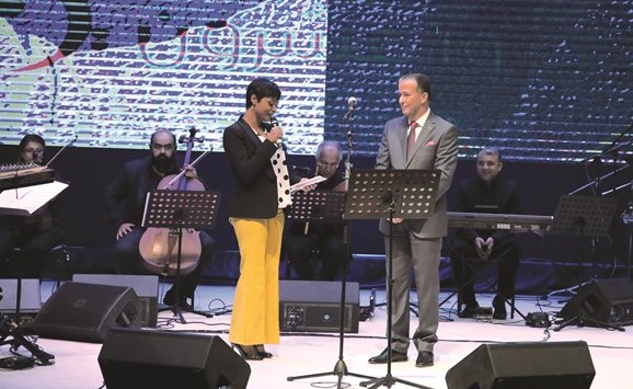 الاعلامية د. نورة عبدالله اثناء تقديمها للموسيقي الأردني د. ايمن تيسير﻿