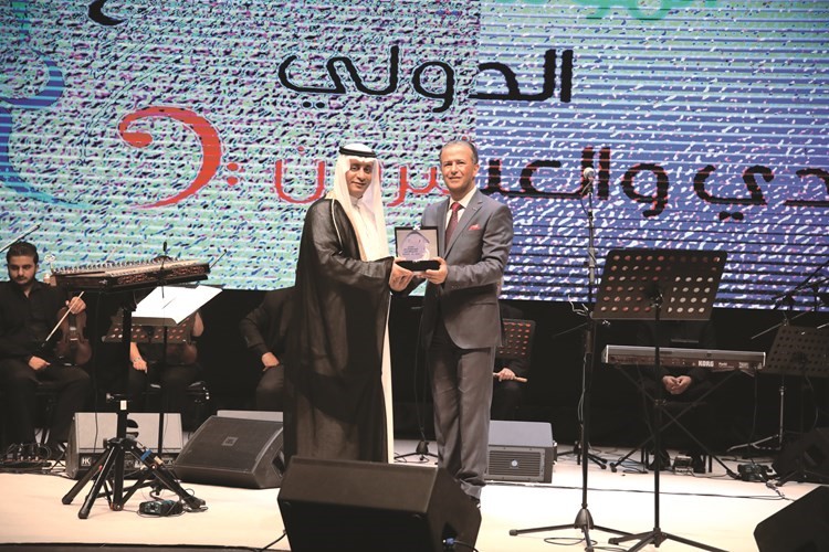 الامين العام المساعد لقطاع الفنون د. بدر الدويش مكرما ايمن تيسير بعد ختام امسيته﻿