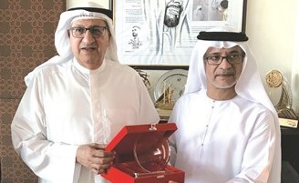 المستشار عبدالله الجنيبي يكرم علي الريس ﻿