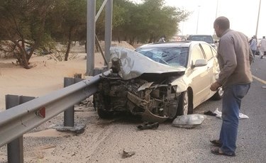 المركبة تهشمت مقدمتها نتيجة اصطدامها بالحاجز الحديدي﻿