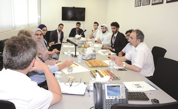 الوفد مع بعض الطلبة ﻿
