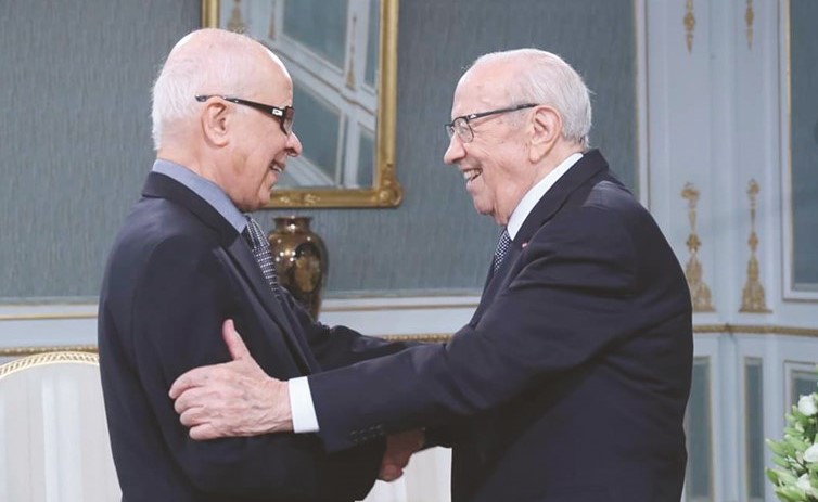 الرئيس قائد السبسي مصافحا فهد المعجل﻿