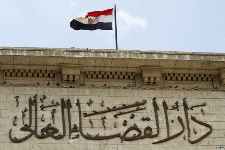 محكمة مصرية تمدد أجل النطق بالحكم في قضية اعتصام رابعة لأسباب أمنية