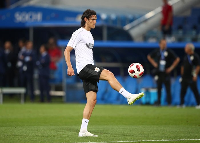 لاعب الأوروغواي كافاني يسجل الهدف الثاني في مرمى البرتغال