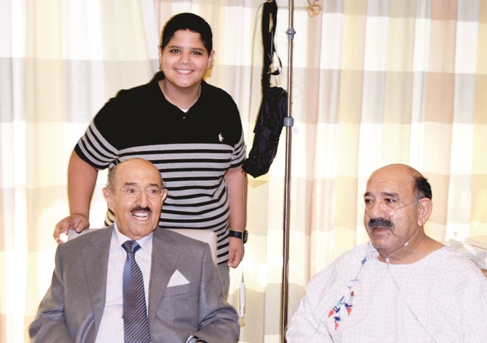  ﻿صاحب السمو الأمير الشيخ صباح الأحمد خلال زيارته إلى الشيخ ناصر صباح الأحمد ويبدو الشيخ صباح الأحمد حمد صباح الأحمد﻿